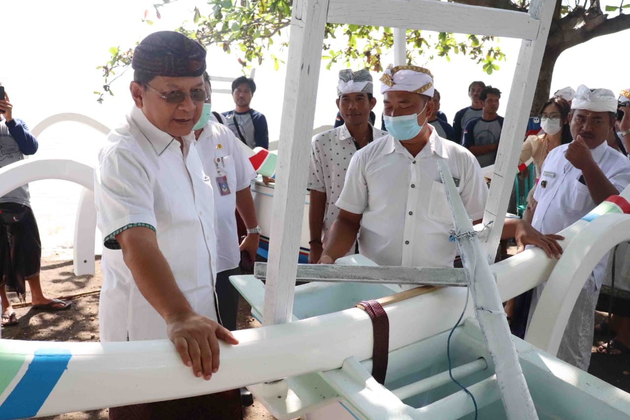 Dokumentasi dari - Wabup Sutjidra Serah­kan Tujuh Sampan Fib­er Kepada Kelompok Nelayan di Banyupoh