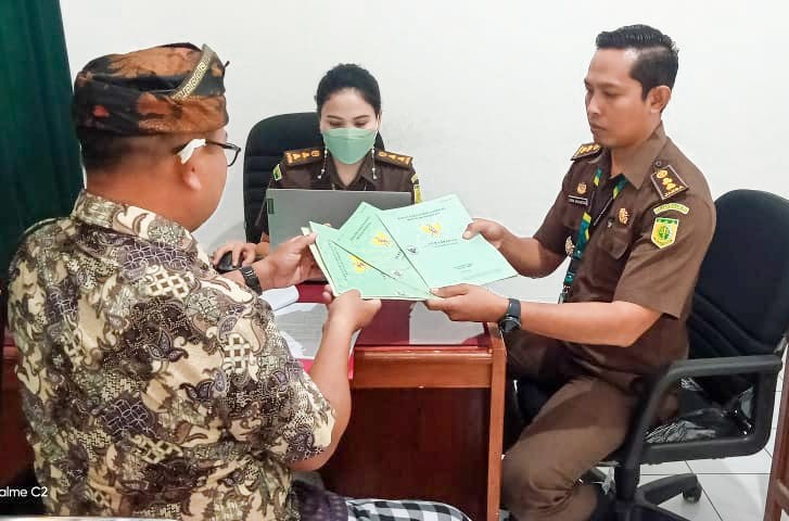 Dokumentasi dari - Tim Penyidik Kejari Buleleng Kembali Menyita Sertifikat Milik LPD Anturan