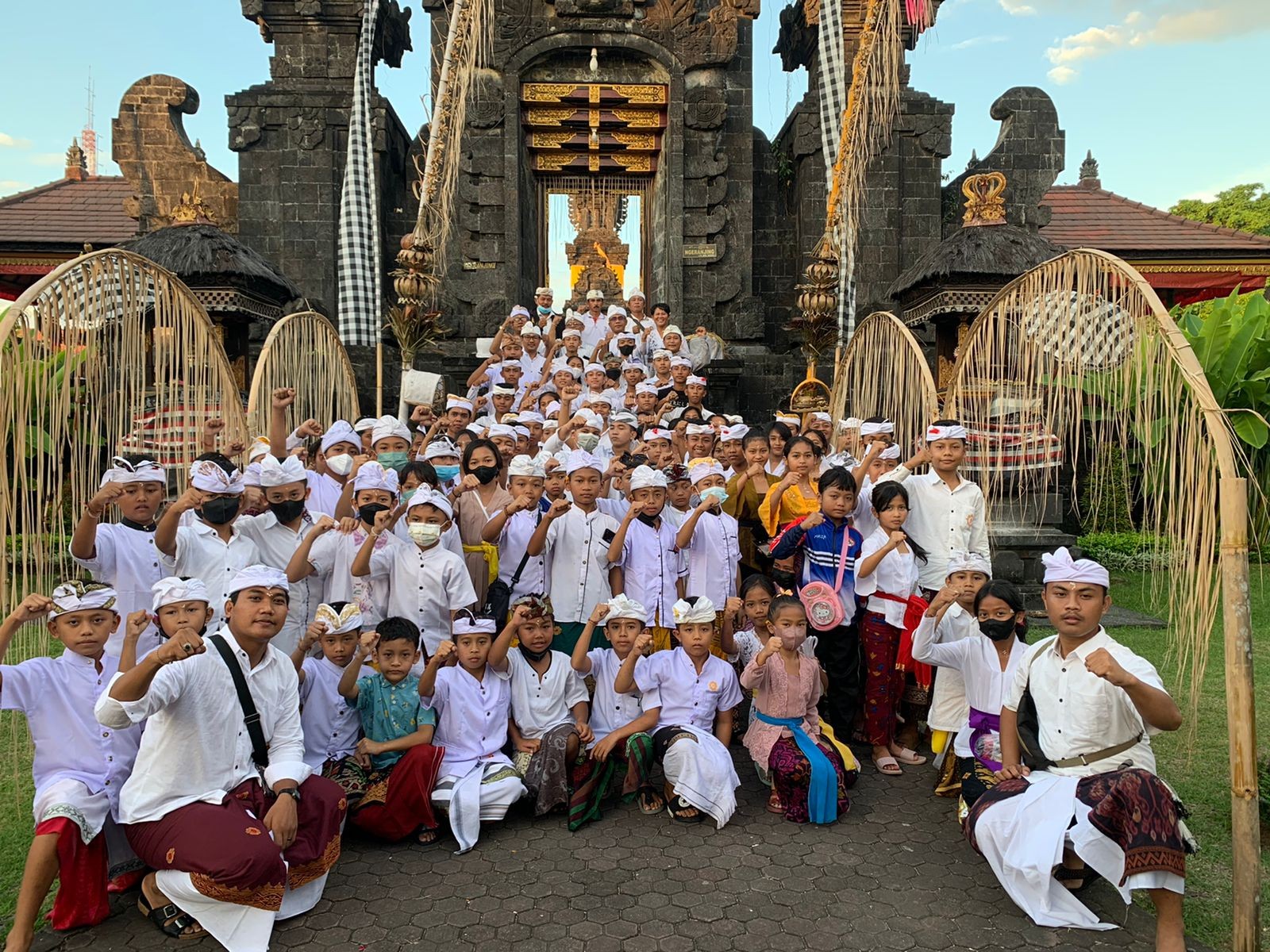 Dokumentasi dari - Ketum KONI Buleleng Wiratmaja Lepas Tim Pengcab Lemkari Buleleng