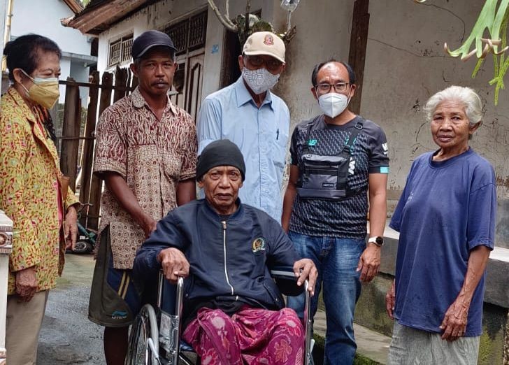 Dokumentasi dari - Sumbangan Kursi Roda oleh Toko Tenang untuk Nang Gambar