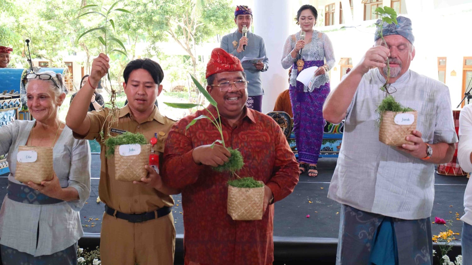 Dokumentasi dari - Bupati Buleleng Doro­ng Amisewaka DLCC Ha­silkan Insan Pariwis­ata Berkualitas