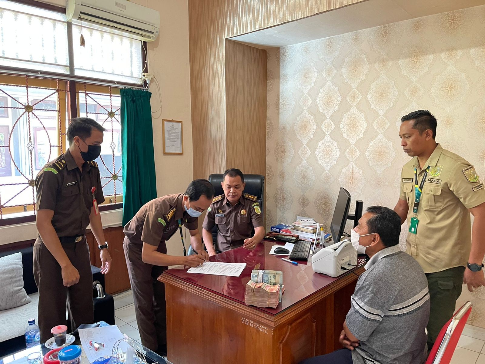 Dokumentasi dari - Dugaan Korupsi Pengelolaan LPD Anturan, Pengurus Mengembalikan Uang Reward Kavling Tanah