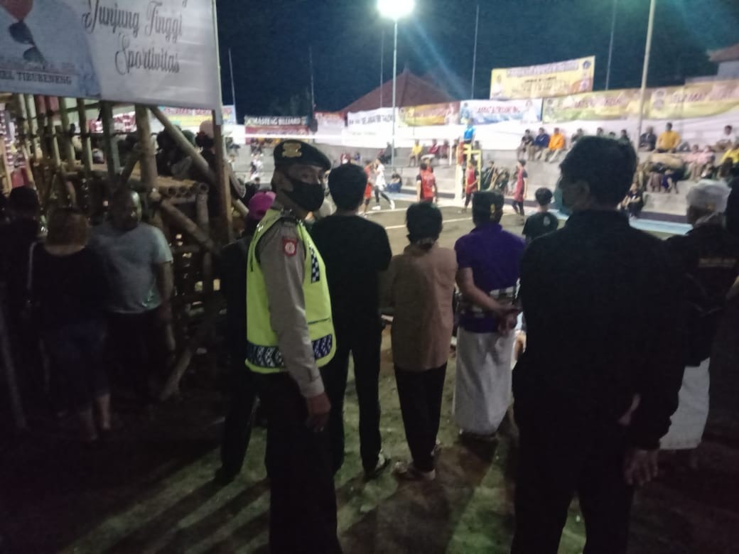 Dokumentasi dari - Samapta Polsek Kuta Utara Perketat Pengamanan Turnamen Volly Ball 