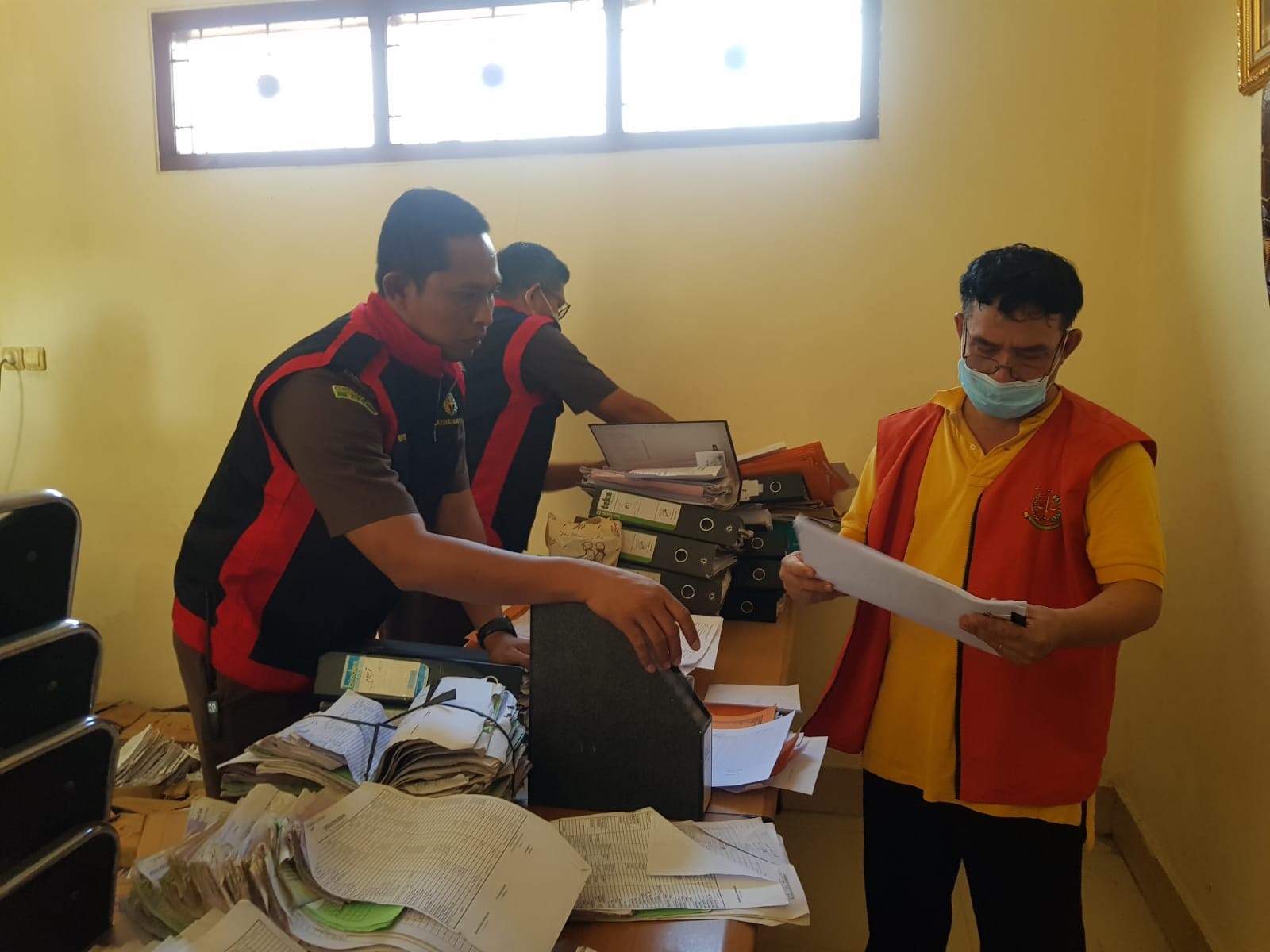 Dokumentasi dari - Penyidik Gledah LPD Anturan, NAW Akui Ada Dokumen Kredit Atas Namanya Senilai Rp.135 Miliar, 