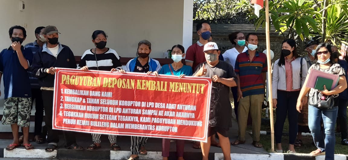 Dokumentasi dari - Paguyuban Deposan LPD Anturan Mendatangi Kantor Kejaksaan Negeri Buleleng