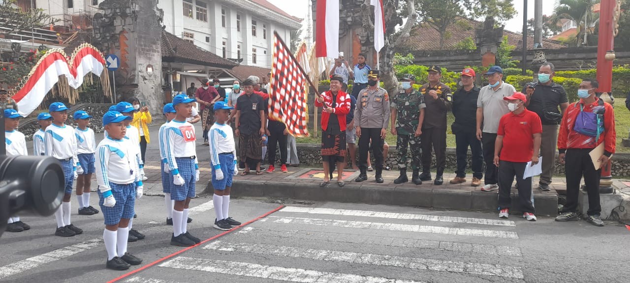 Bupati Bangli Lepas Lomba Gerak Jalan Tingkat SD Serangkaian HUT RI Ke -77