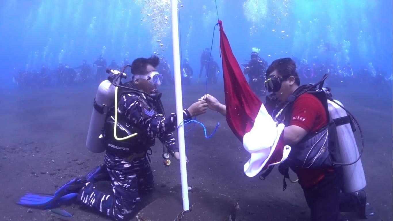 Dokumentasi dari - Peringati HUT RI KE 77 Pangkalan TNI AL Denpasar - Penyelam Gelar Upacara Pengibaran Bendera Merah Putih Di Dasar Laut Pantai Tulamben Bali