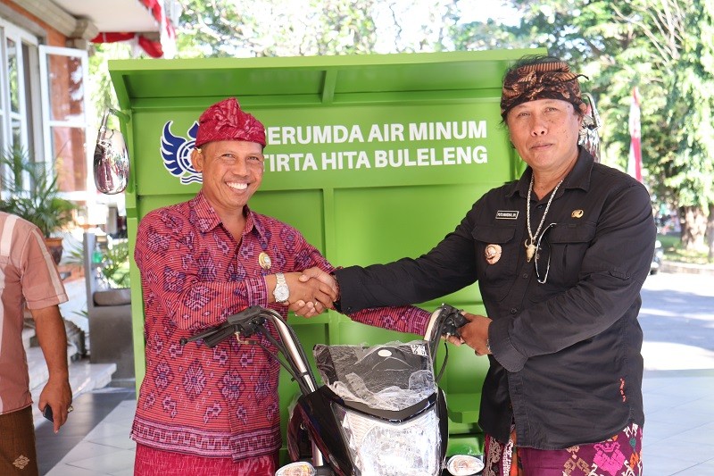 Dokumentasi dari - Pemkab Buleleng Berikan CSR Motor Pengangkut Sampah   