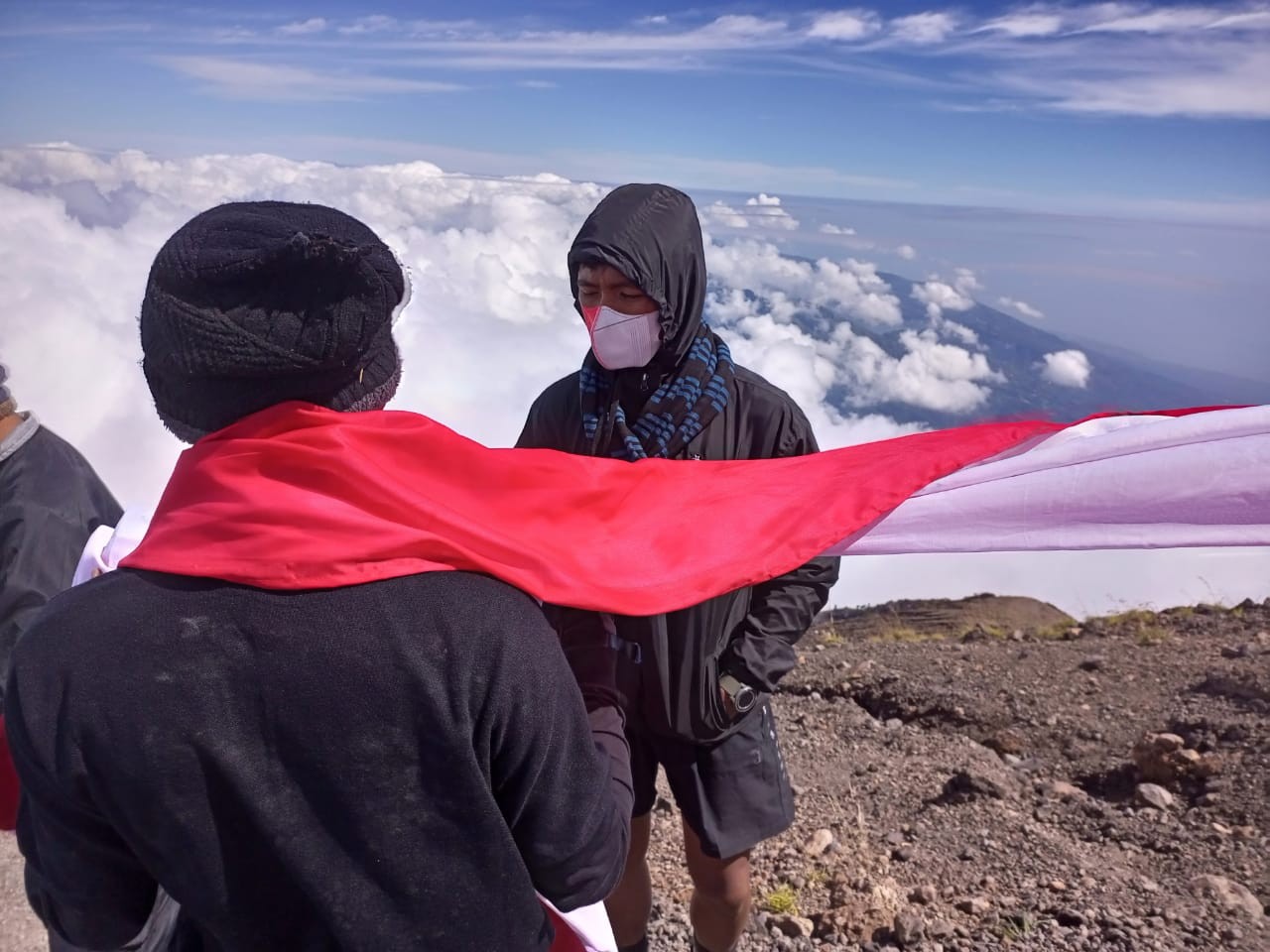 Dokumentasi dari - SKPIE Bentangkan 77 Meter di Gunung Agung dan Rinjani