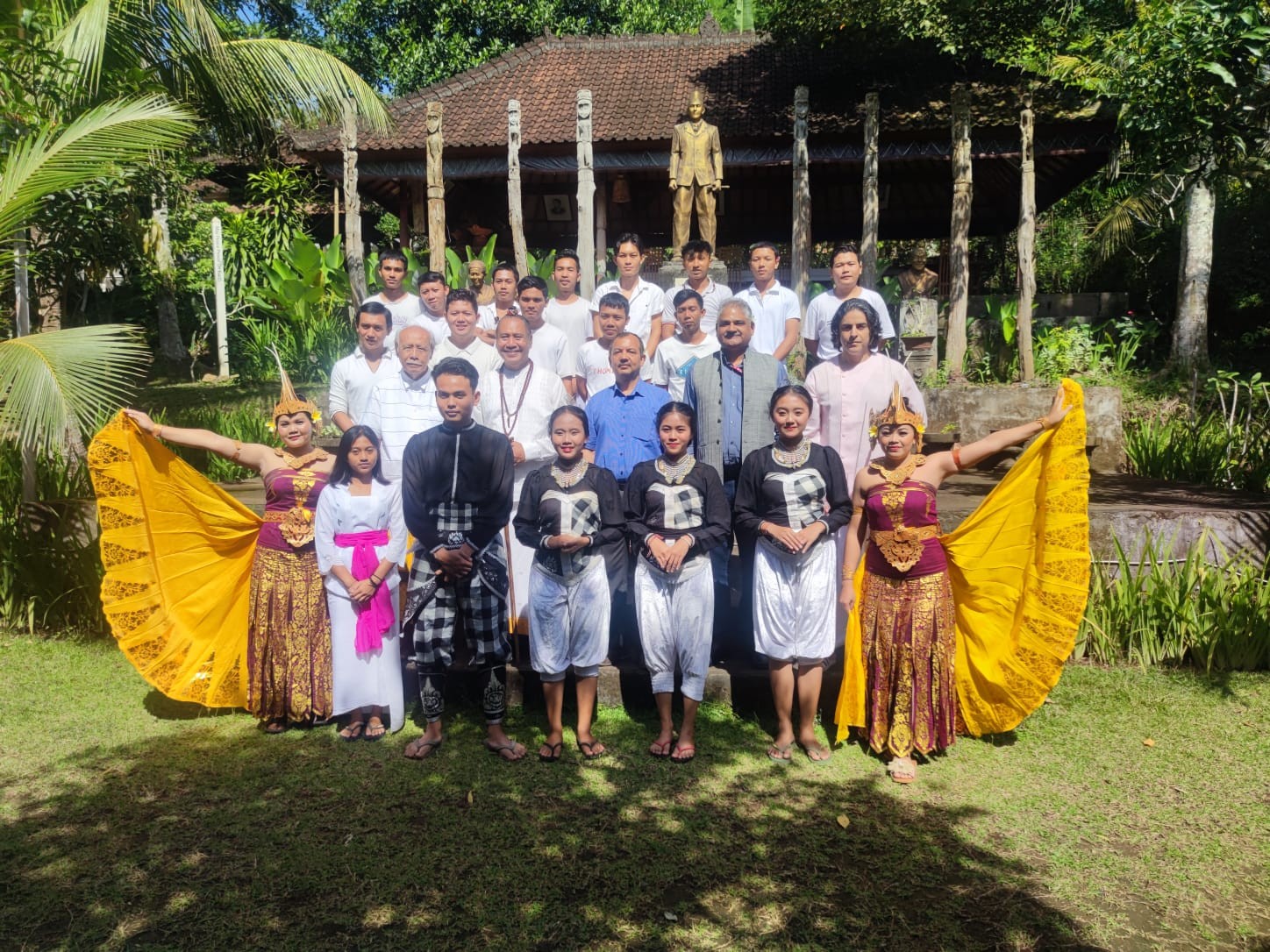 Dokumentasi dari - Kunjungan dari Director General ICCR, HE Kumar Tuhin ke Ashram Gandhi Puri Sevagram Klungkung