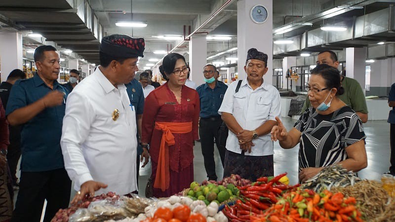 Dokumentasi dari - Penjabat Bupati Bule­leng Pantau Harga di Pasar Banyuasri