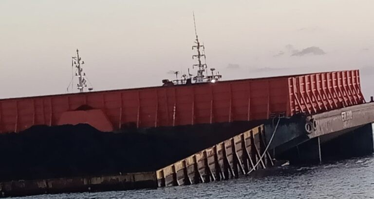 Dokumentasi dari - Kapal Tongkang Kandas Memuat Batubara Berhasil Dievakuasi di Celukan Bawang 