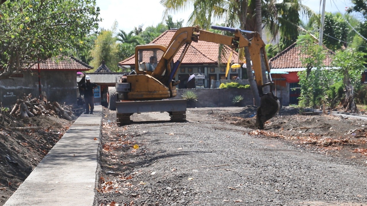 Dokumentasi dari - Sempat Mandeg Akibat Pandemi, Kini Perbaikan Jalan Lokapaksa Menuju Pantai Mulai Dikerjakan