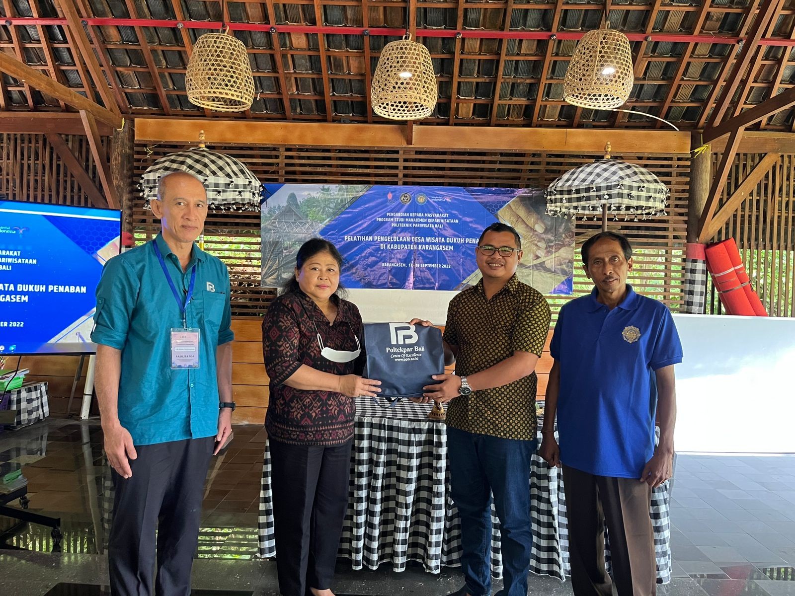 Dokumentasi dari - Prodi MKP Poltekpar Bali Melatih Pengelolaan Desa Wisata Dukuh Penaban