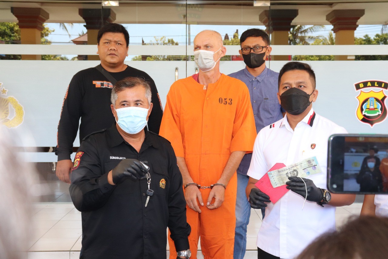 Dokumentasi dari - Seorang WNA Asal Jerman Merampas Mobil Dengan Paksa Dan Dibawa Kabur, Diamankan Polres Buleleng