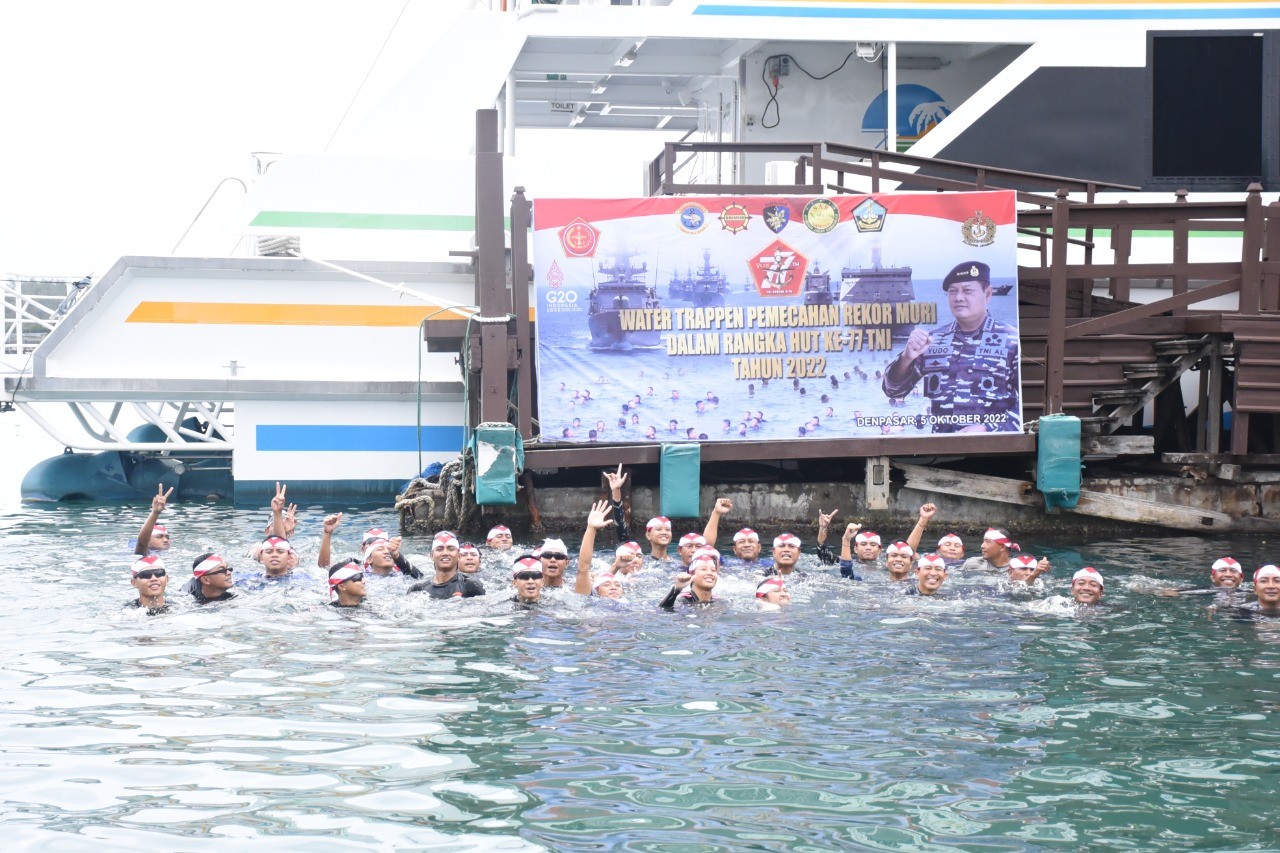 Dokumentasi dari - Water Trappen Memeriahkan HUT ke-77 TNI di Perairan Pelabuhan Benoa Bali