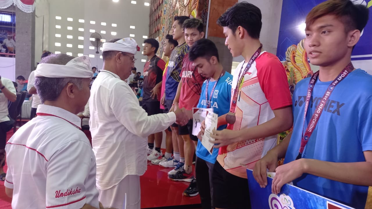 Dokumentasi dari - Kejuaraan Bulutangkis Undiksha Open I 2022 Diikuti Atlet se-Indonesia Terlaksana Dengan Sukses