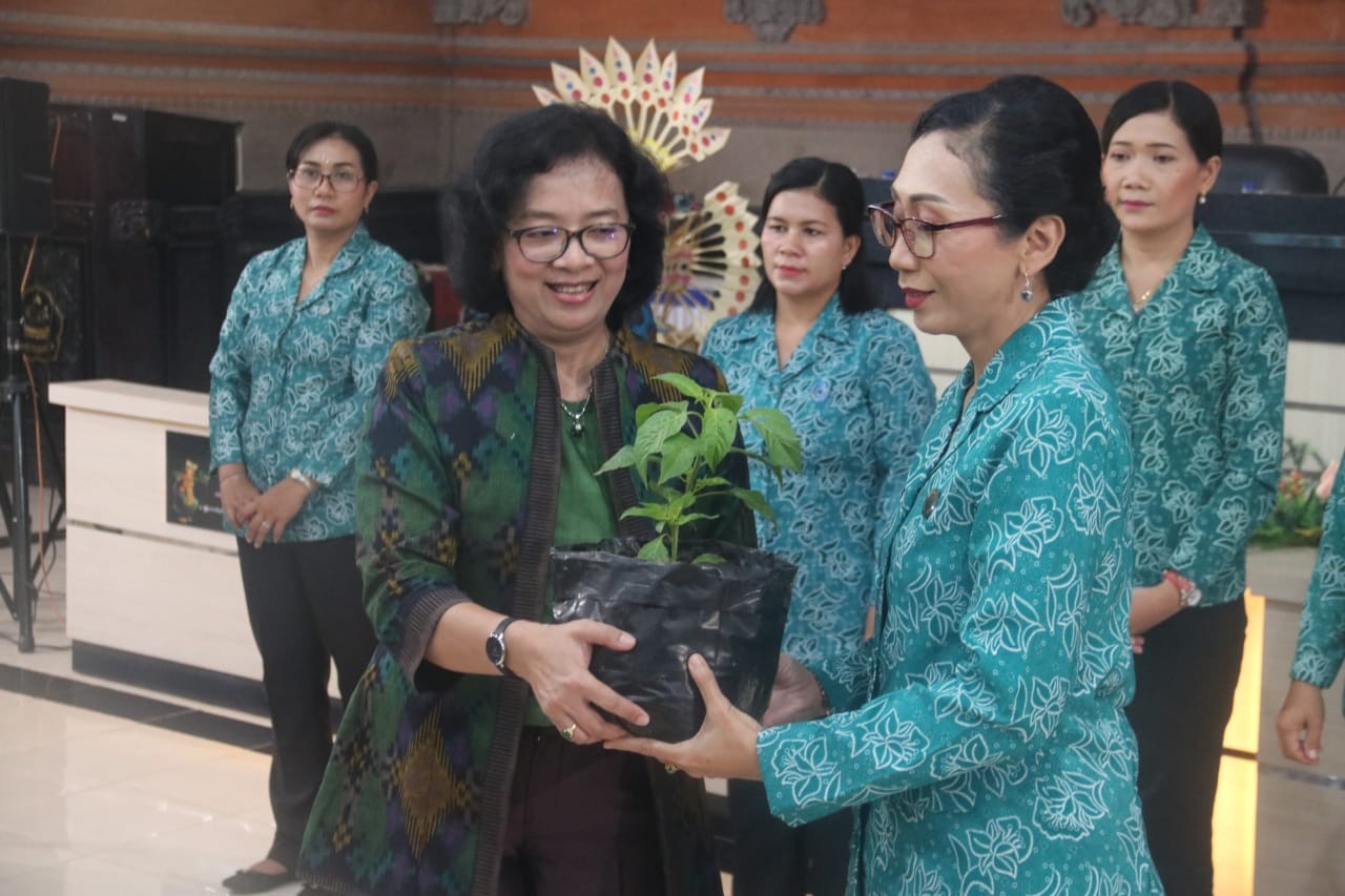 Dokumentasi dari - Bank Indonesia Perwakilan Bali Serahkan Bantuan Bibit Cabai Kepada PKK Buleleng