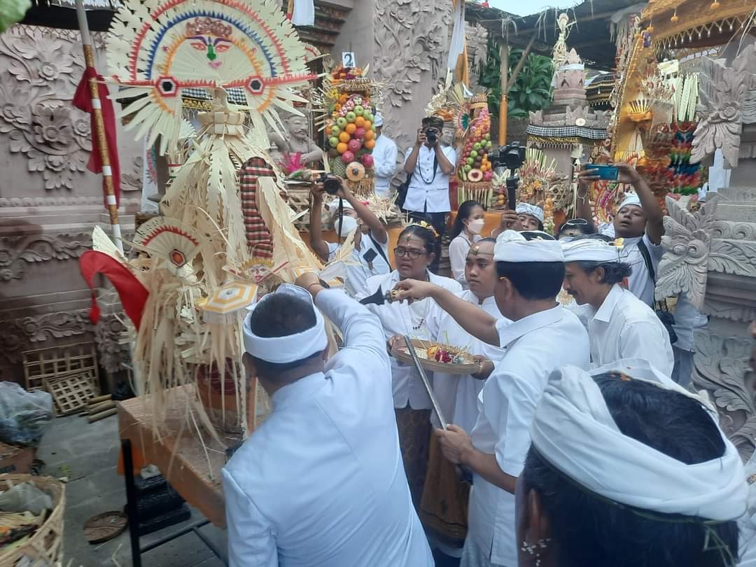 Dokumentasi dari - Ngenteg Linggih Pura Agung Mpu Kuturan Dipuput Enam Sulinggih Dihadiri Staf Khusus Presiden