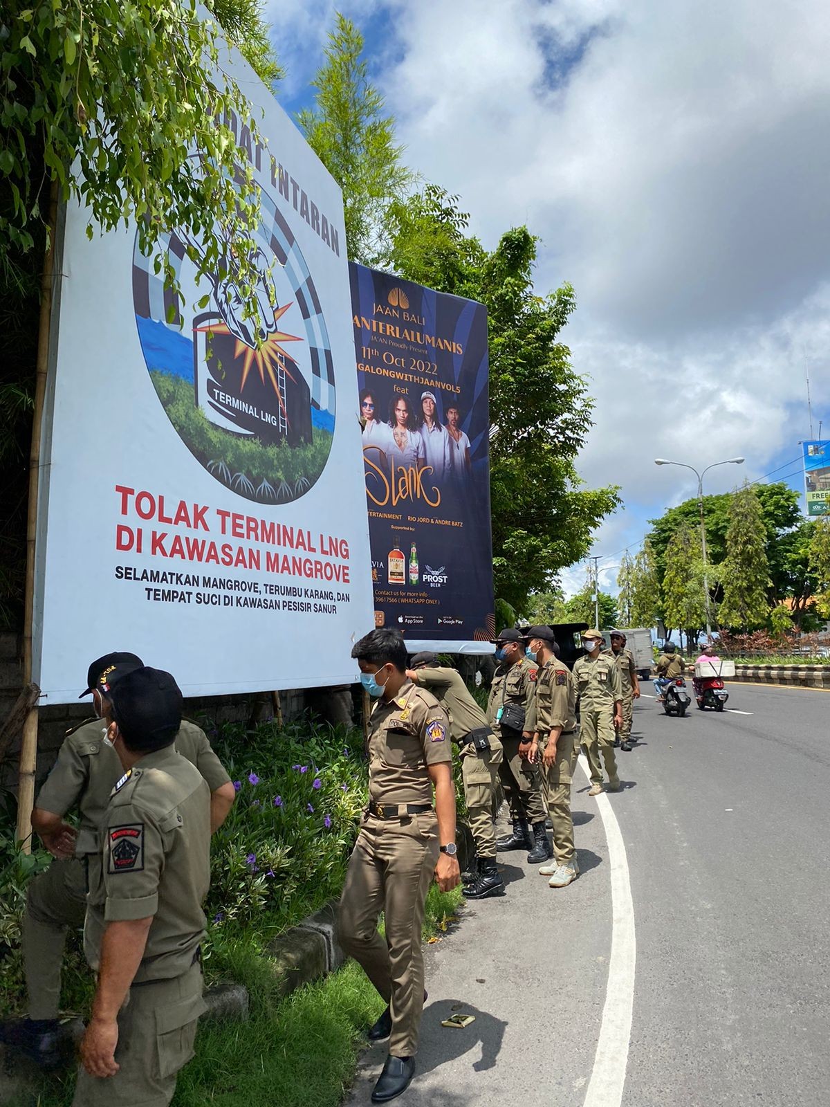 Dokumentasi dari - Tak Ada Kata Tebang Pilih, Satpol PP  Bali Berangus Baliho Tolak LNG