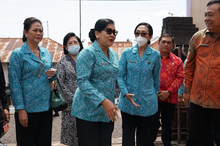 Dokumentasi dari - Aksi Sosial Berbagi dan Menyapa Di Desa Sembiran Dipimpin Nyonya Putri Suastini Koster