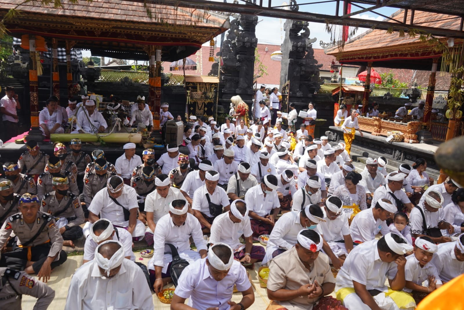 Dokumentasi dari - Anggota Polres Bangli  Sembahyang Bersama Serangkaian Piodalan di Pura Giri Brata 
