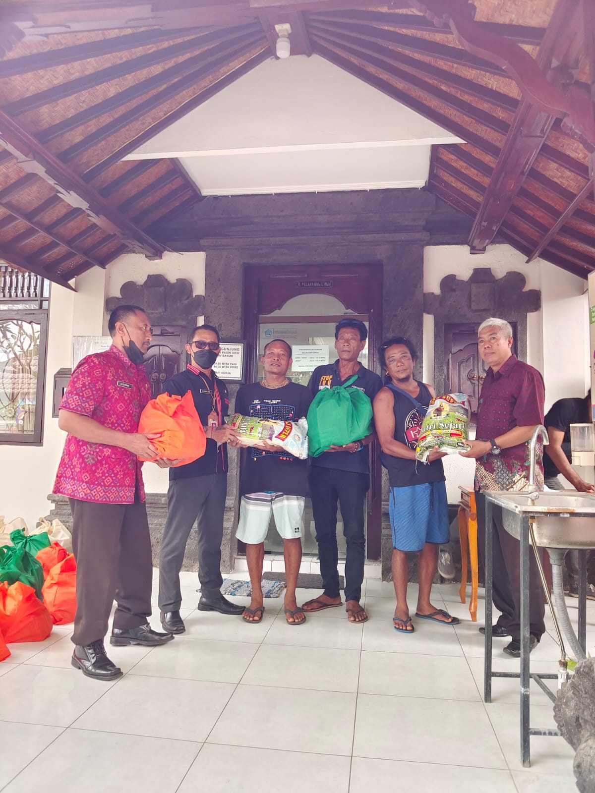 Dokumentasi dari - Kelurahan Sanur Kembali Bagikan Puluhan Paket Sembako Kepada Kelompok Nelayan 