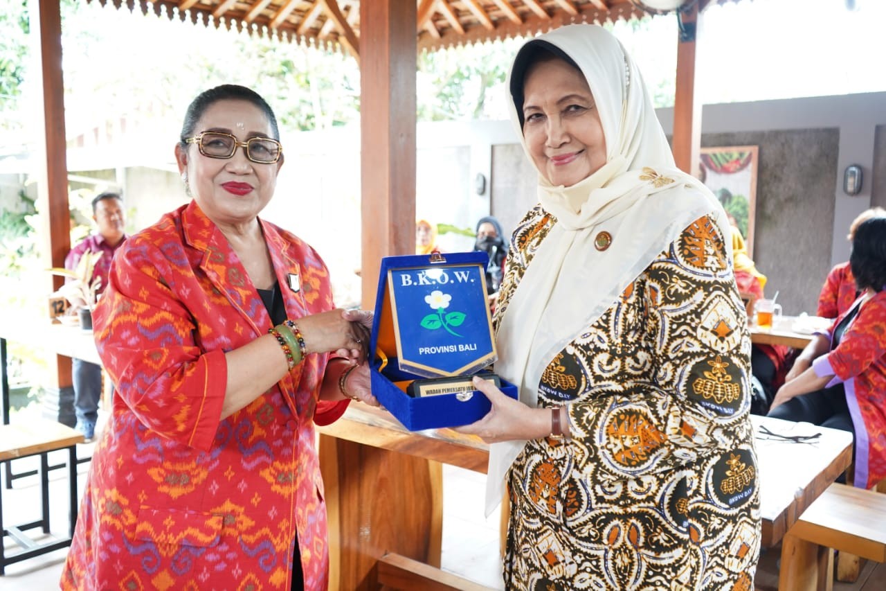 Dokumentasi dari - Tingkatkan Kualitas SDM Wanita, BKOW Bali-DIY Jalin Silaturahmi