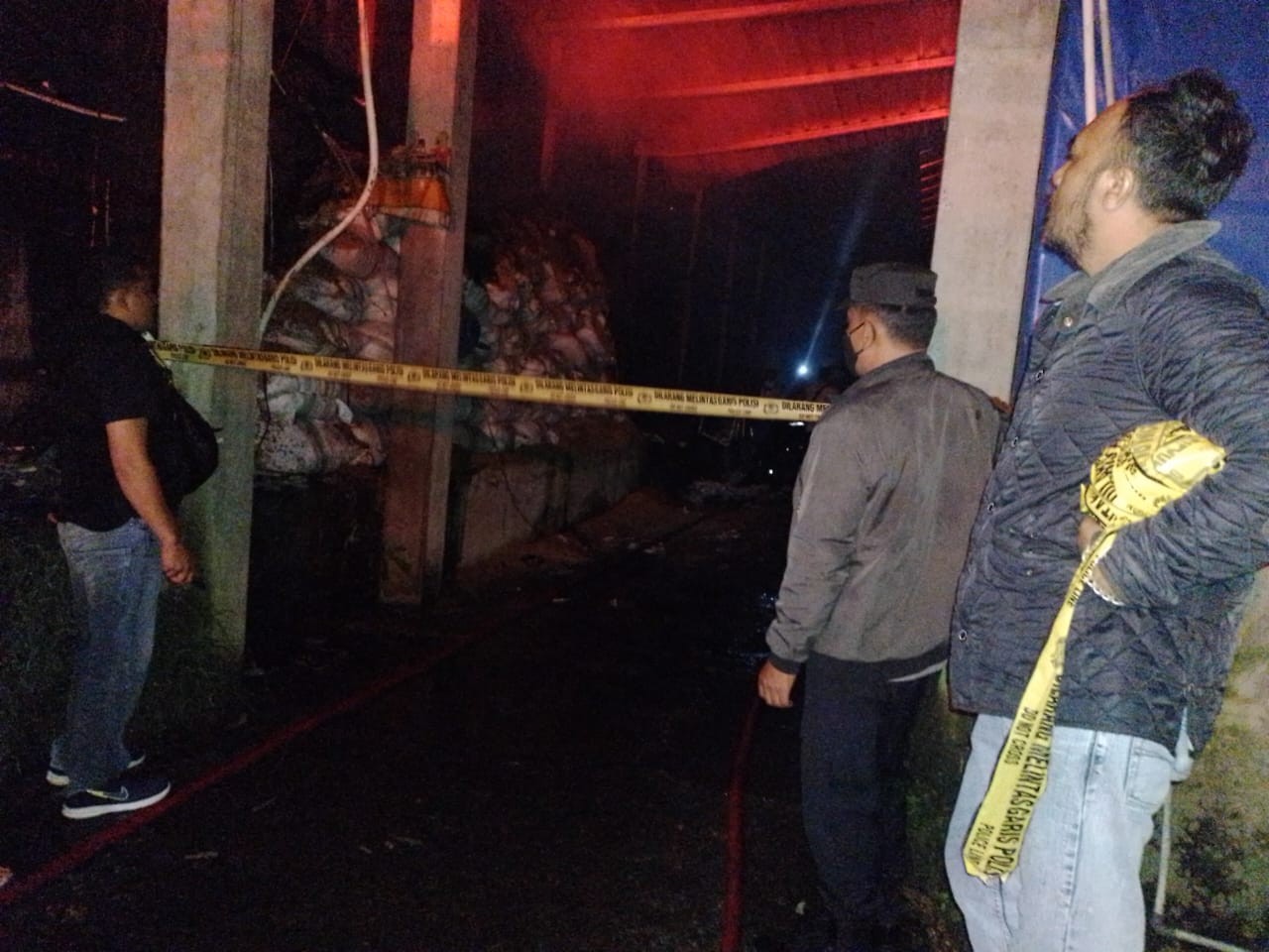 Dokumentasi dari - Si Jago Merah Lalap Kandang Ayam, Kerugian Capai Rp 2 Milyar