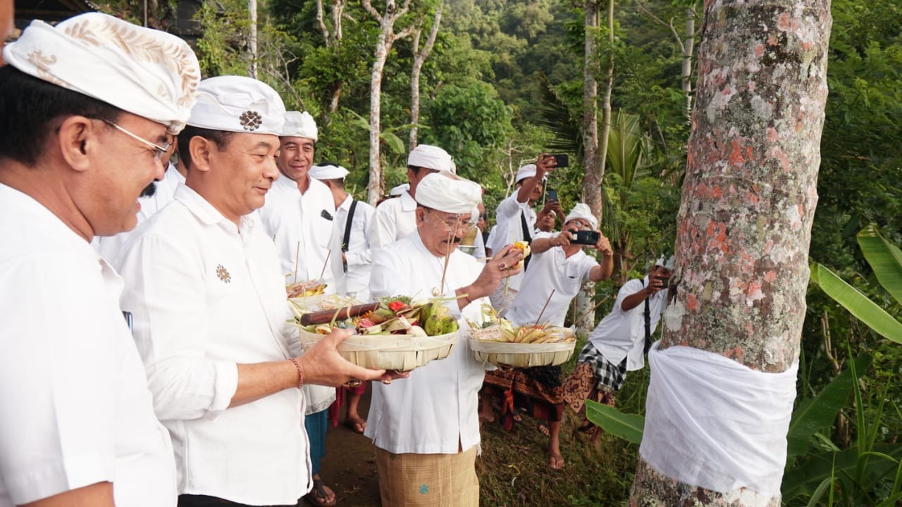 Dokumentasi dari - Tumpek Wariga, Bupati Karangasem Tanam Pohon di Pura Bhur Bhwah Swah