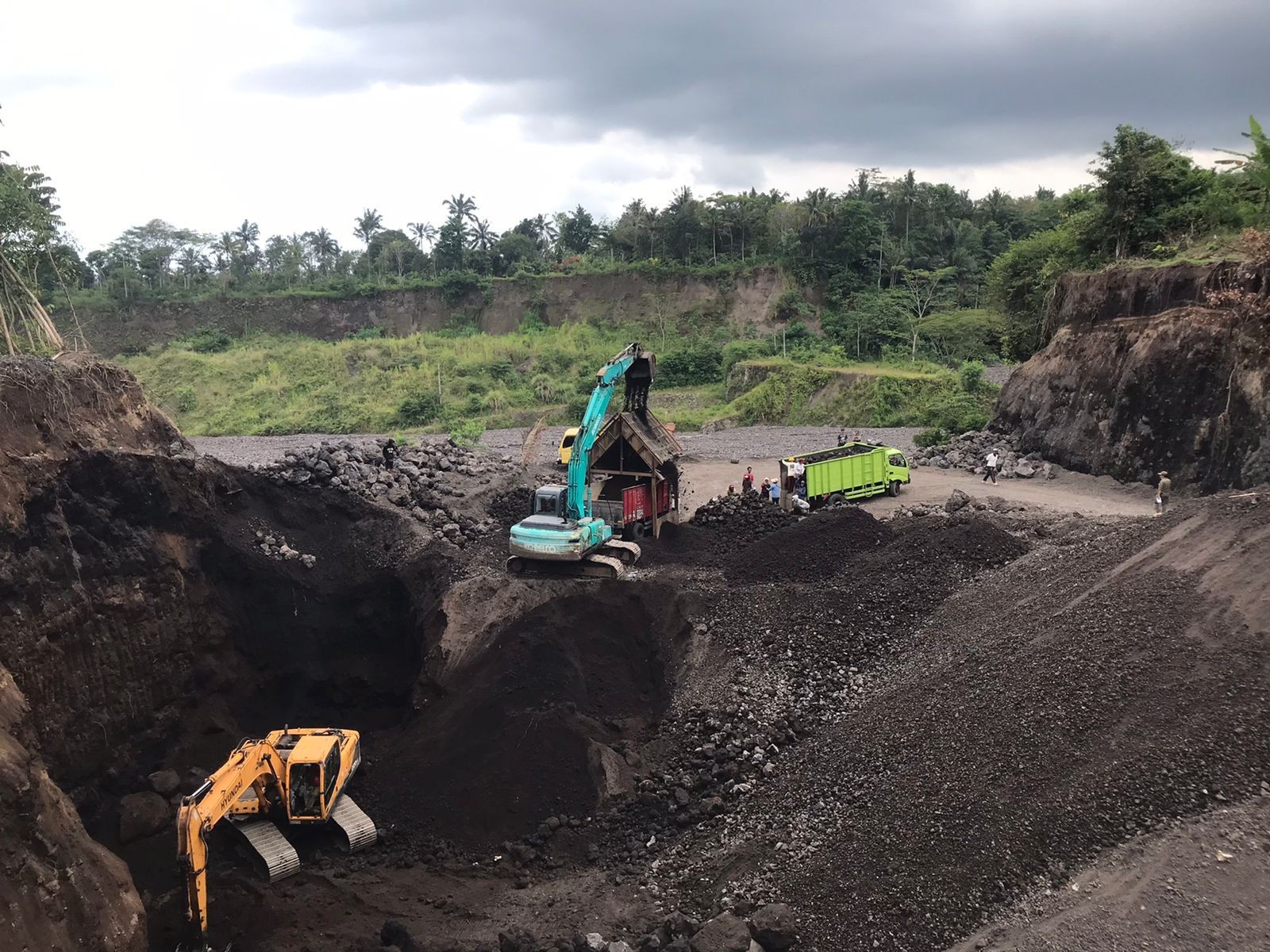 Dokumentasi dari - Penegakan Hukum Wajib, Bupati Gede Dana Dukung Penertiban Galian C Ilegal di Kawasan SMPN 3 Bebandem 