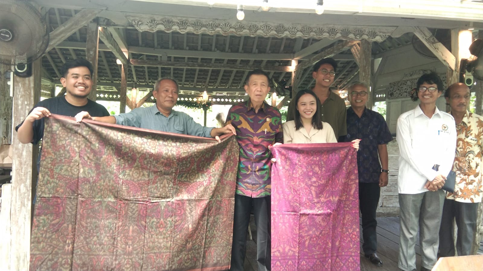 Dokumentasi dari - Mangku Pastika Kagumi Tenun Patra, Restoran Lusi & Pakan by The River Lestarikan Lingkungan 