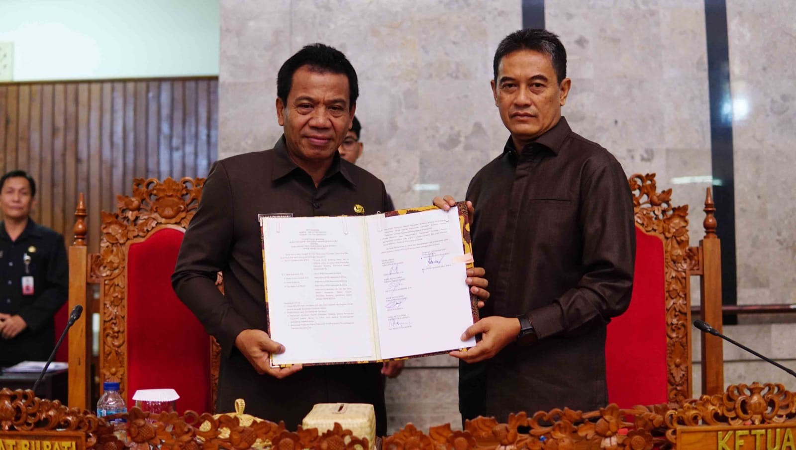 Dokumentasi dari - Pj.Bupati Lihadnyana Sampaik­an Pendapat Akhir Bu­pati Atas Tiga Ranpe­rda