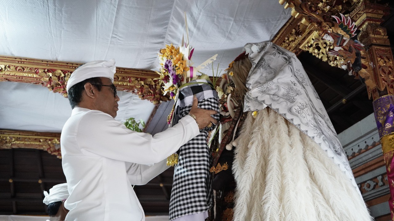 Dokumentasi dari - Walikota Jaya Negara Hadiri Proses Munggel Pelawatan Ida Ratu Ayu Desa Adat Penatih 