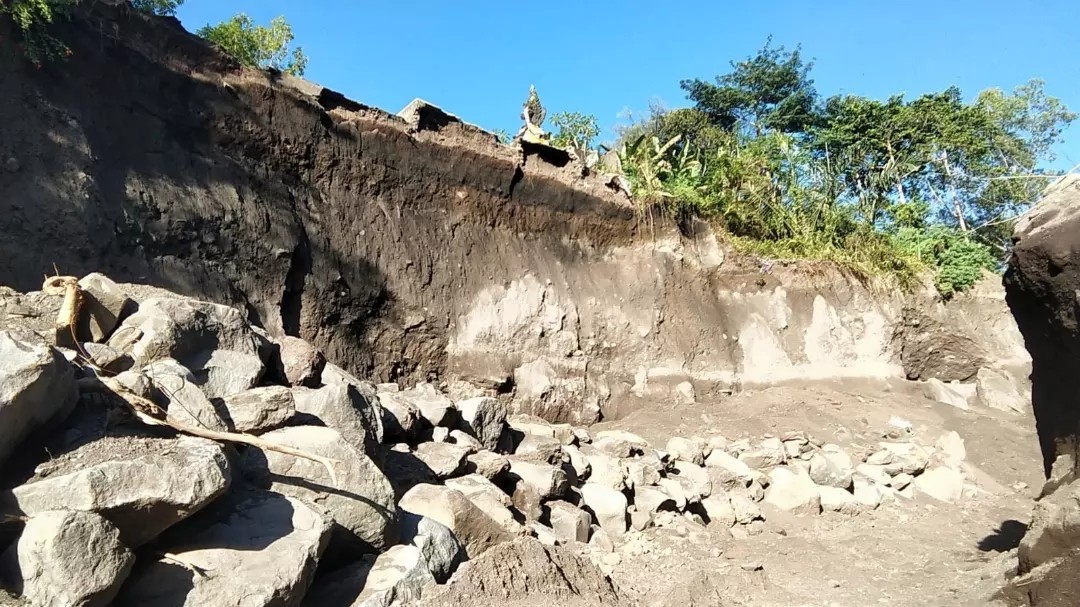 Dokumentasi dari - Padmasana Longsor, Satpol PP Bantah Masuk Angin Tangani Penambangan Galian C Kawasan SMPN 3 Bebandem