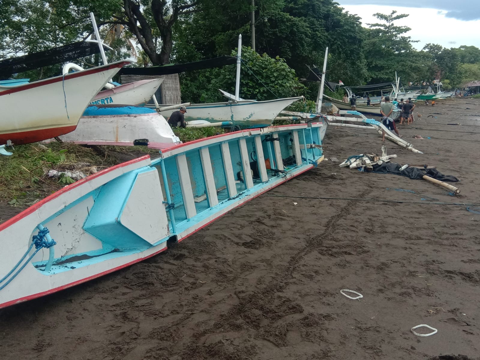 Dokumentasi dari - Ombak Besar Menerjang Pantai Bali Utara Lovina, Sejumlah Perahu Rusak