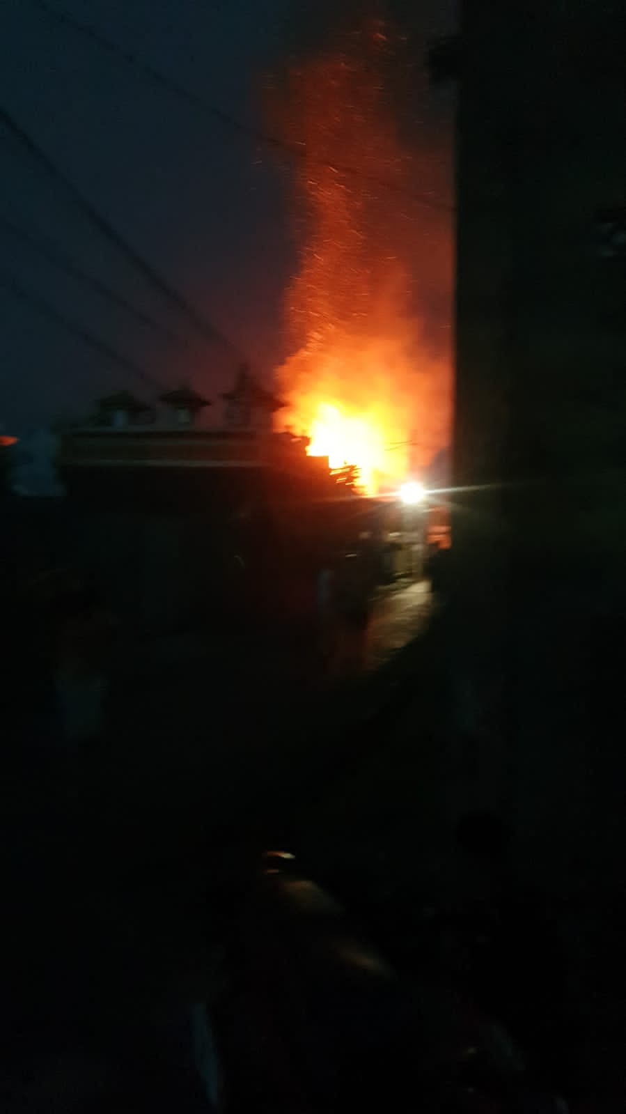 Dokumentasi dari - Sijago Merah Melalap Rumah Milik Saka, Damkar Buleleng Mampu Taklukan Api Kurang Dari 2 Jam