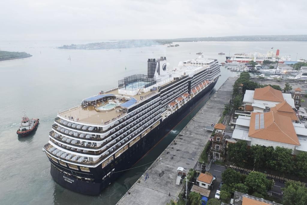 Dokumentasi dari - Turis Tour Keliling, MV Westerdam Sandar Perdana di Pelabuhan Benoa 