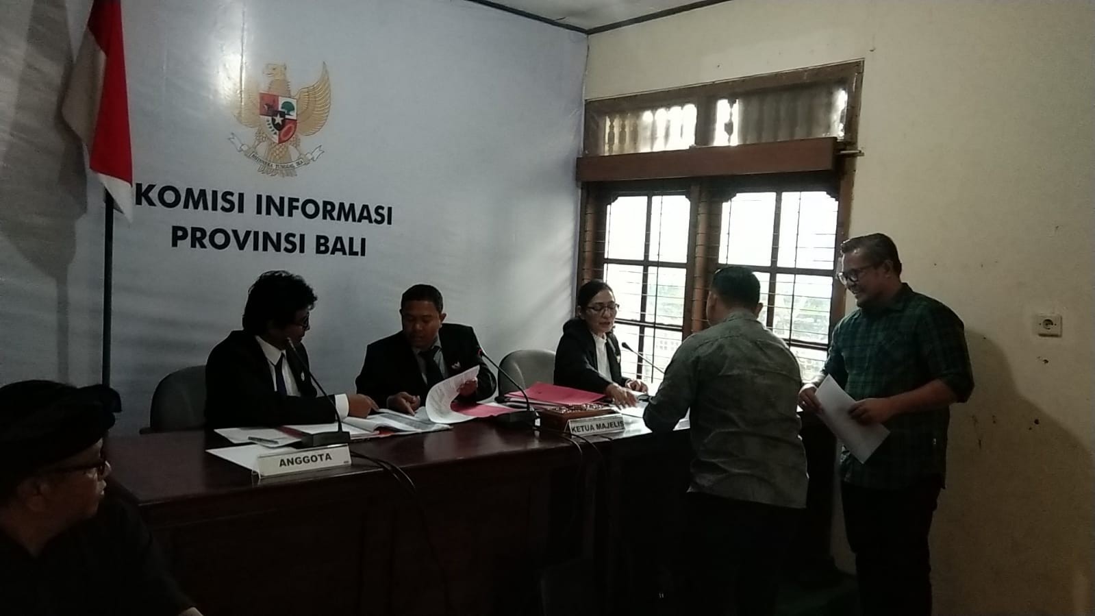 Dokumentasi dari - Gojlok Legal Standing, Ketua KIP Bali Pertanyakan Alasan Walhi Bali Menyatakan PT DEB Sebagai Badan Publik