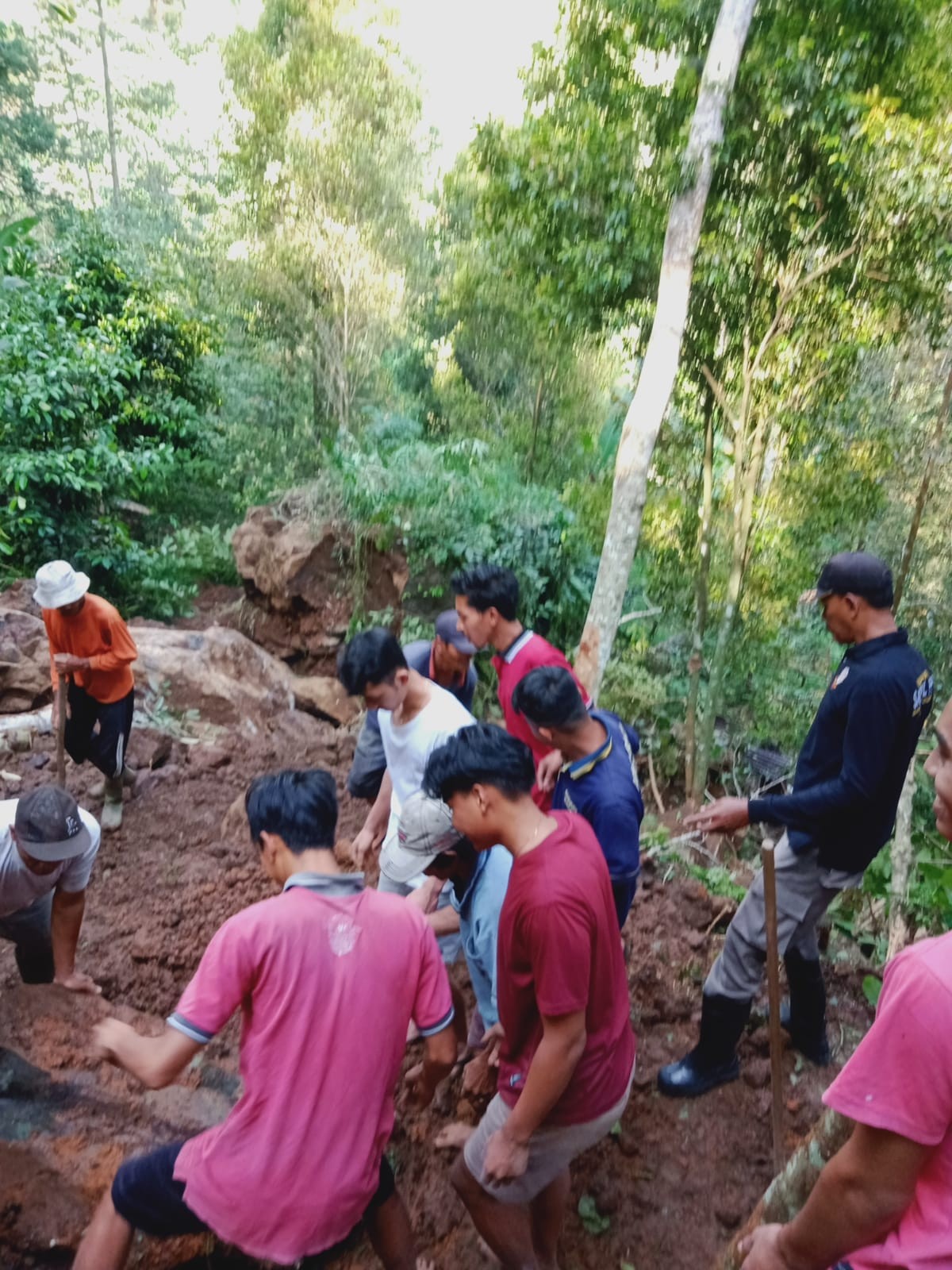 Dokumentasi dari - Longsor di Lemukih, Warga dan Pokdarwis Water Slide Bersihkan Timbunan