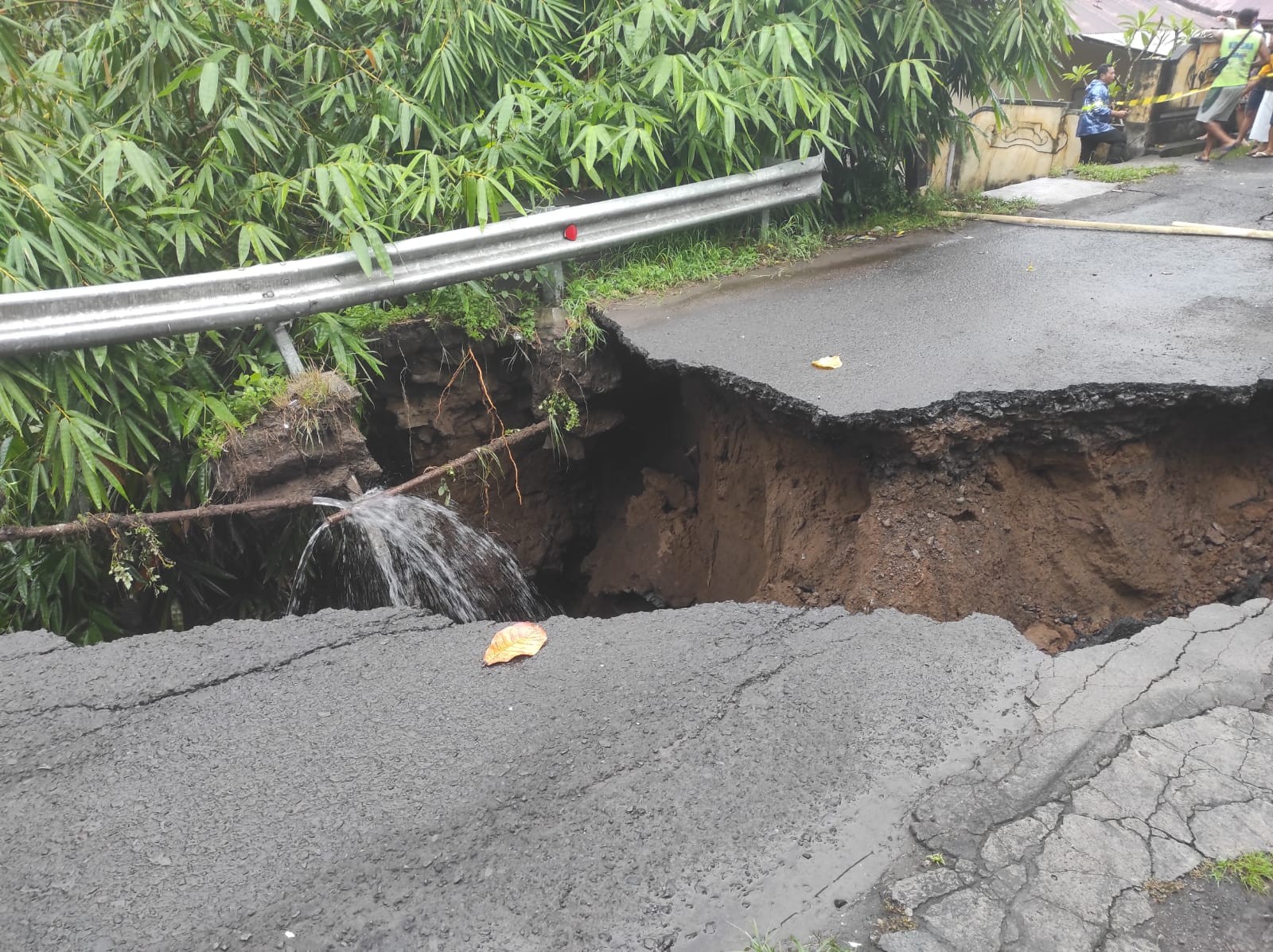 Dokumentasi dari - Hujan Deras, Jalan Lingkungan Bakung-Sukasada Buleieng Jebol
