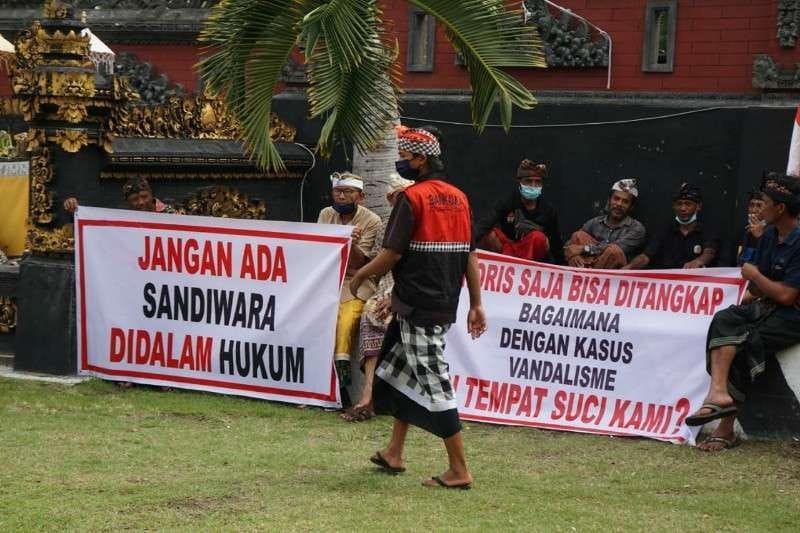 Dokumentasi dari - Kasus Vandalisme Belum Ada Titik Terang, Puluhan Warga Sudaji Mendatangi Polres Buleleng