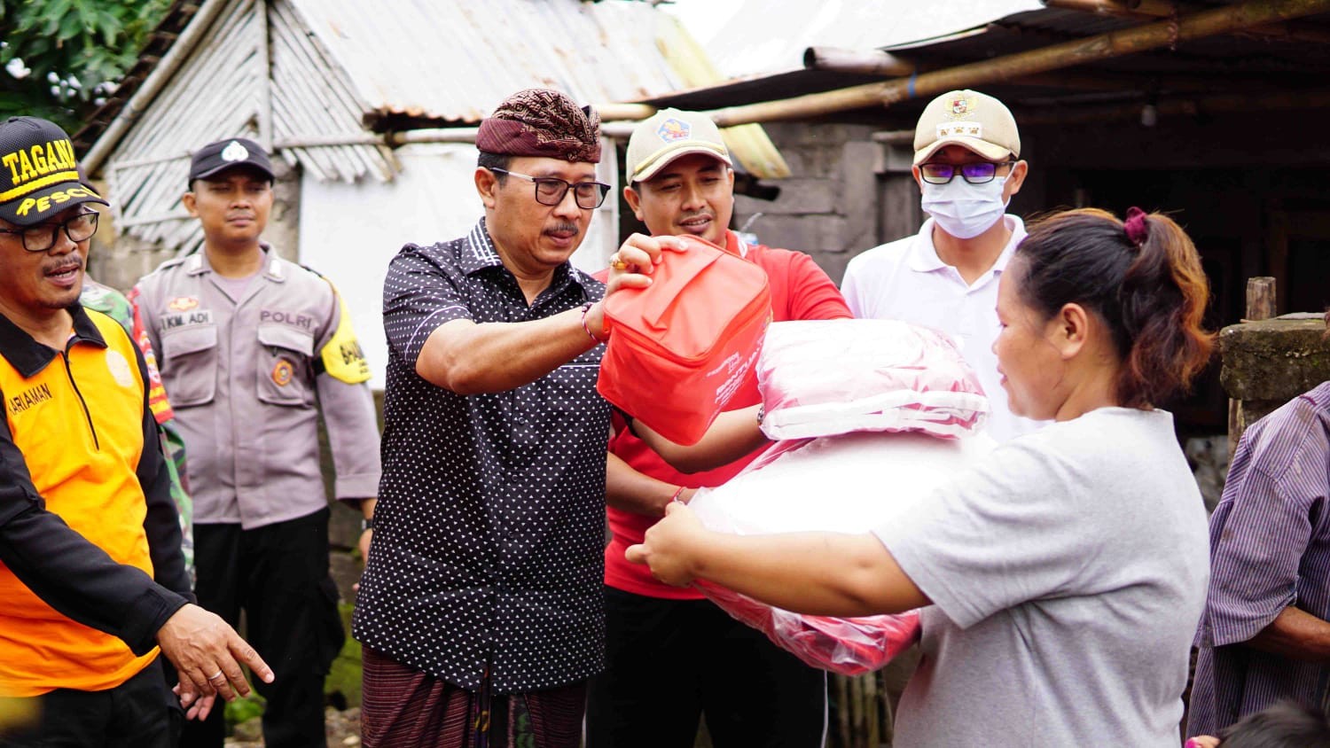Dokumentasi dari - Pemkab Buleleng Serahkan Bantuan Untuk Masyarakat Terdampak Bencana