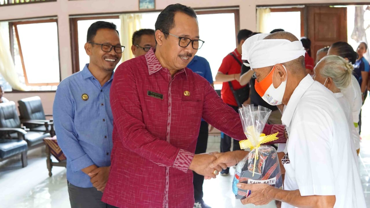 Dokumentasi dari - Sambut Rahina Tumpek Krulut, Sekda Bulel­eng Serahkan Bantuan Sosial Kepada Lansia