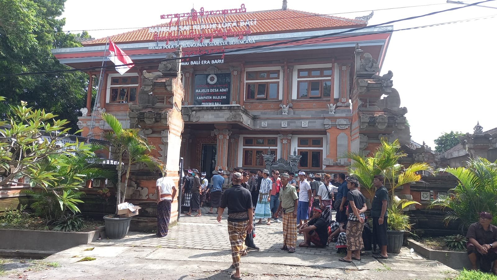 Dokumentasi dari - Desa Adat Banyuasri Lawan Putusan MDA Provinsi Bali, Warga Lakukan Demo Damai
