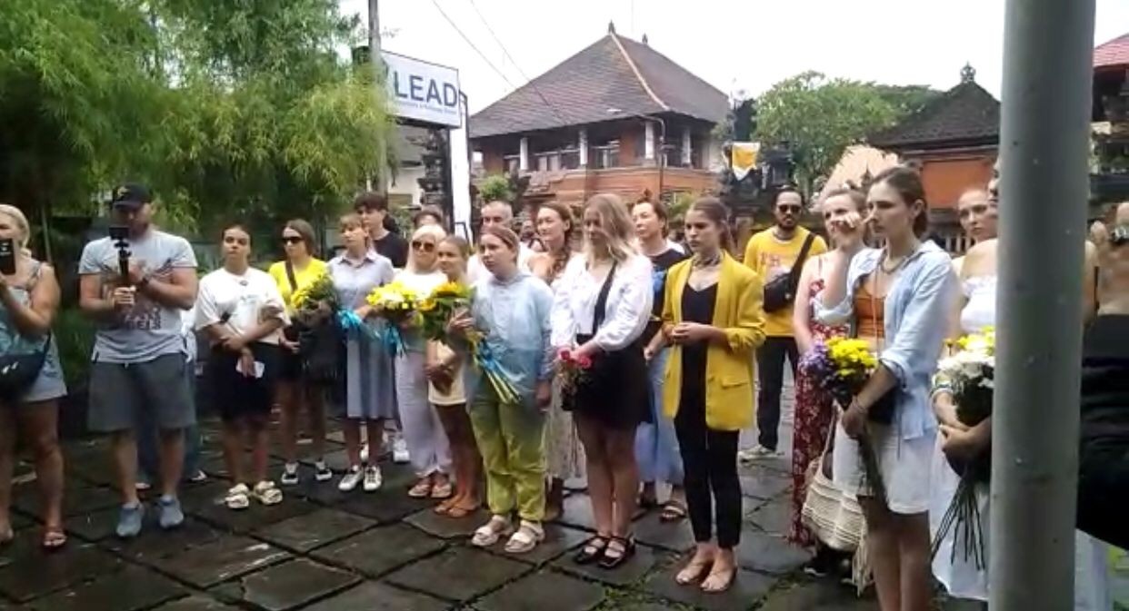 Dokumentasi dari - Nyalakan Lilin dan Karangan Bunga di Bali, Kenang Setahun Penyerangan Pertama ke Ukraina