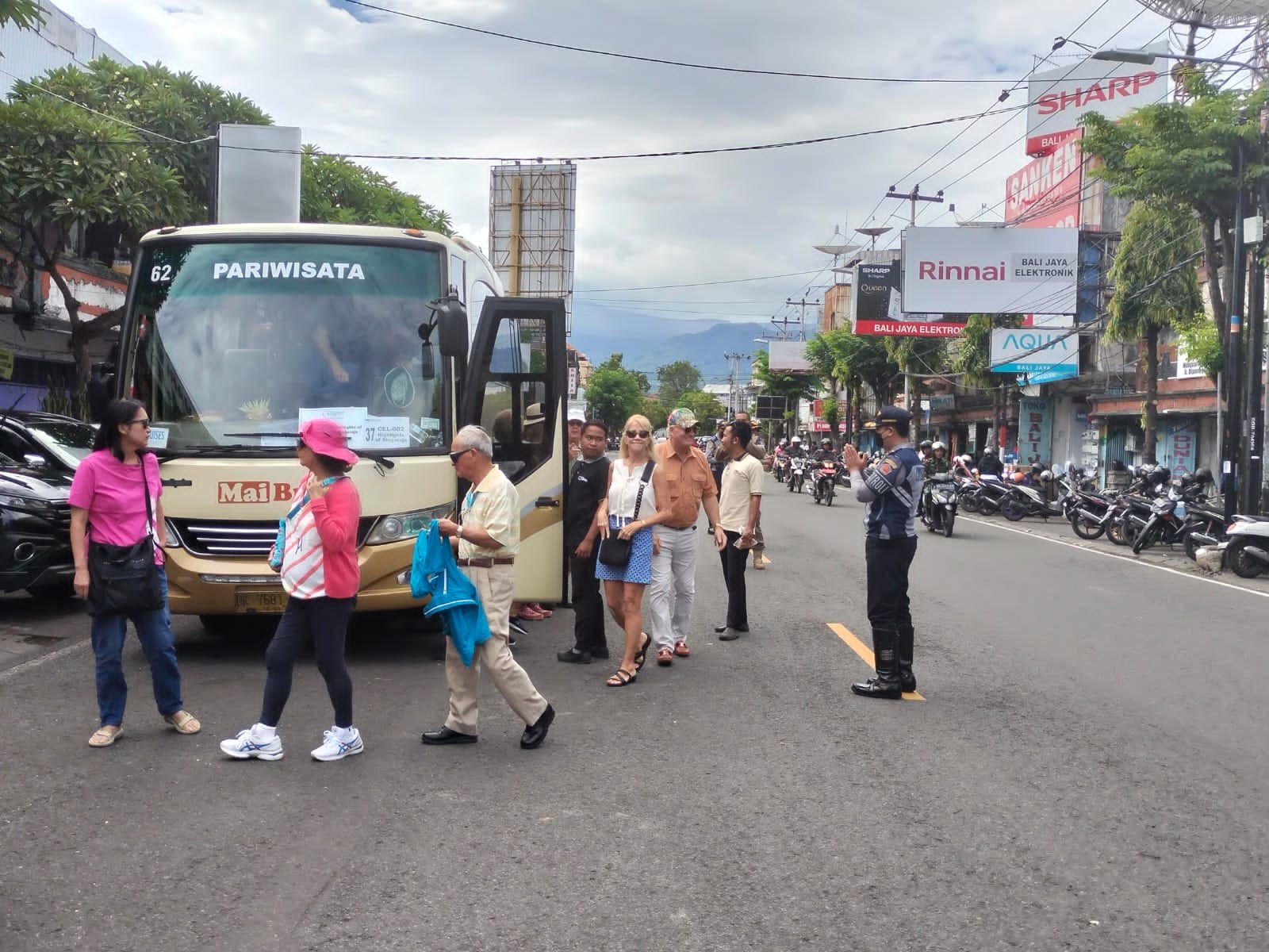 Dokumentasi dari - Pasca Penataan, Wisa­tawan Mulai Kunjungi Pasar Anyar Singaraja