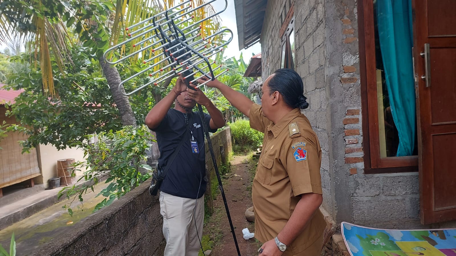 Dokumentasi dari - 172 STB Didistribusikan Kepada Warga Kategori Miskin Ekstrem Desa Panji 
