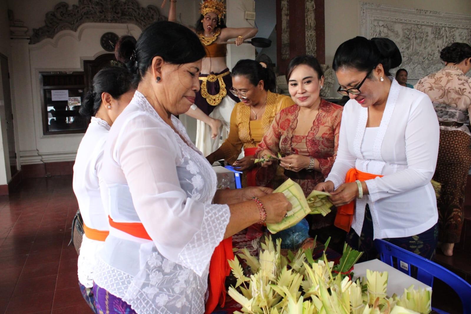 Dokumentasi dari - Tingkatkan Pemahaman, WHDI Kota Denpasar Kembali Gelar Pelatihan Membuat Banten Sesuai Sastra