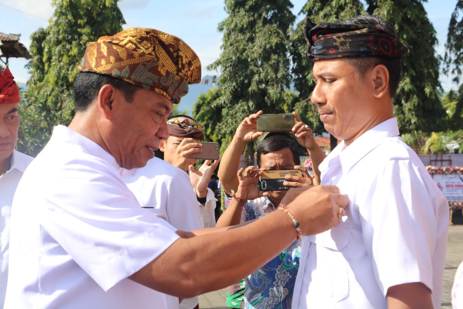 Dokumentasi dari - Pj Bupati Lihadnyana Ajak Masyarakat Dor­ong Ekonomi Kerakyat­an
